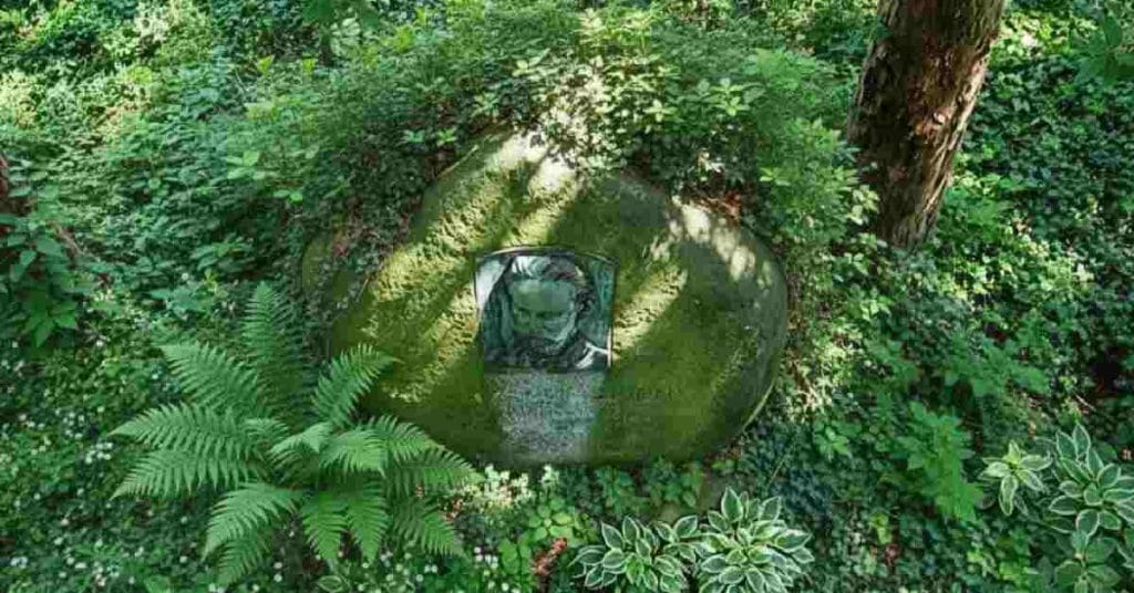 Overhead view of the Wilhelm Hellesen gravestone.