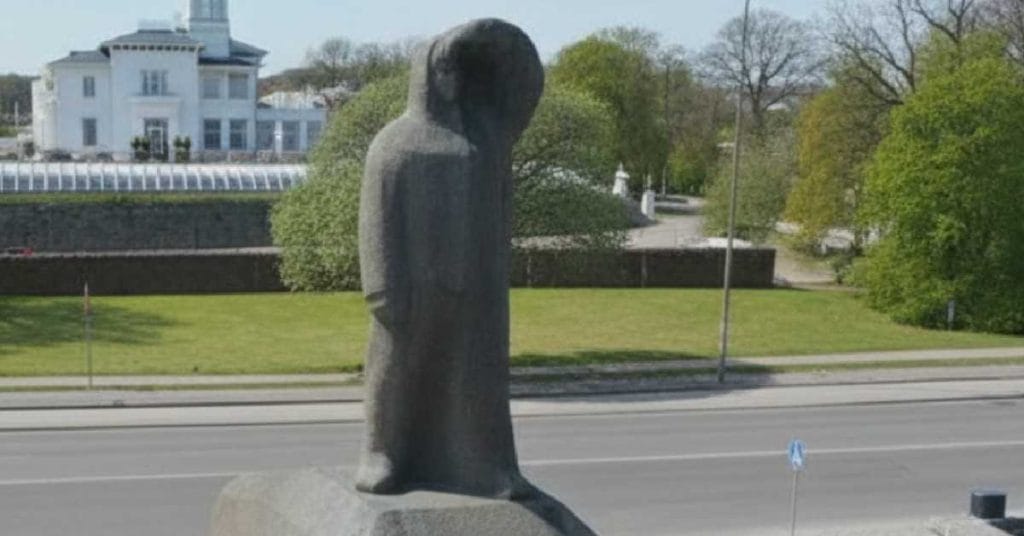 Front view of Knud Rasmussen sculpture.