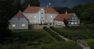 Bratskov Manor at night.