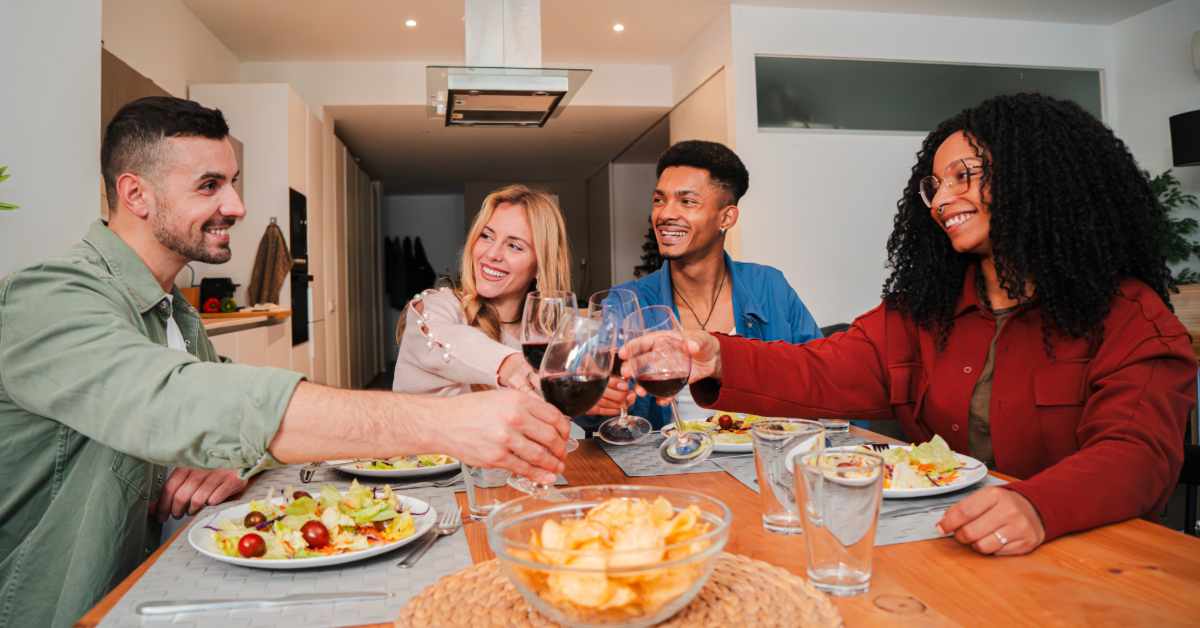 She Invites Strangers to Dinner Every Night She Invites Strangers to Dinner Every Night